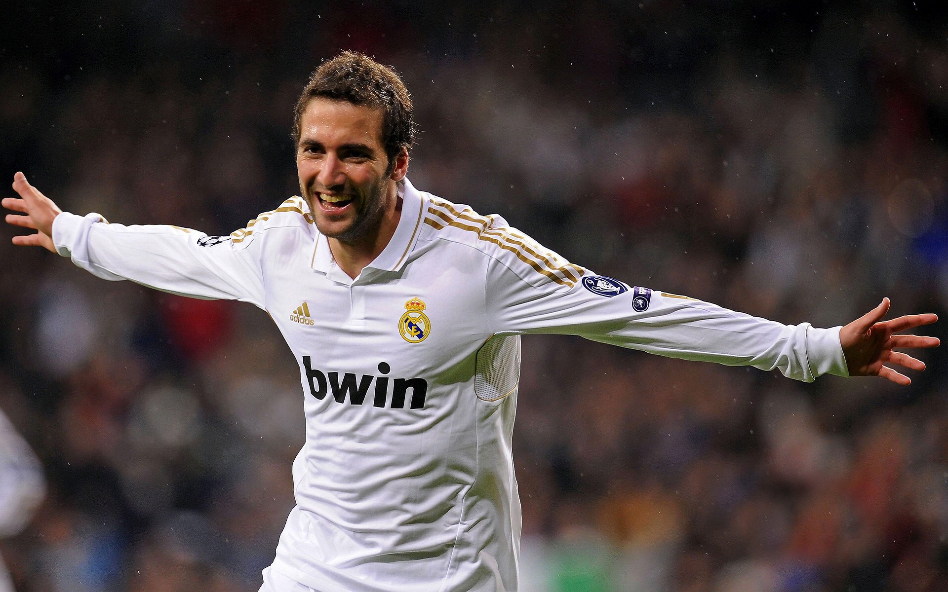 罗德里戈的暗夜独舞，当硬仗之王在里昂的月光下驯服蓝鹰